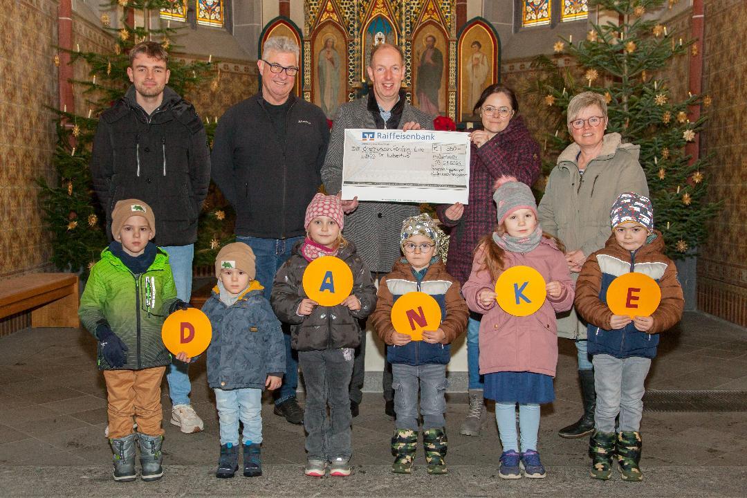 Die Kinder der Kita St. Hubertus (vordere Reihe) sagen Danke und mit ihnen freuen sich die Kita-Leiterin Martina Schmitt (hinten ganz rechts) und daneben die Vorsitzende des Fördervereins der Kita, Frau Sabrina Fleißner-Lenz. Dirk Lescher (3.v.re.) und Michael Leicht (4.v.re.) durften die 350 Euro nach den Feiertagen übergeben. Auch der Kita-Mitarbeiter Tim Hermann (hinten, 5. von rechts) ist sehr zufrieden über die Spendenbereitschaft