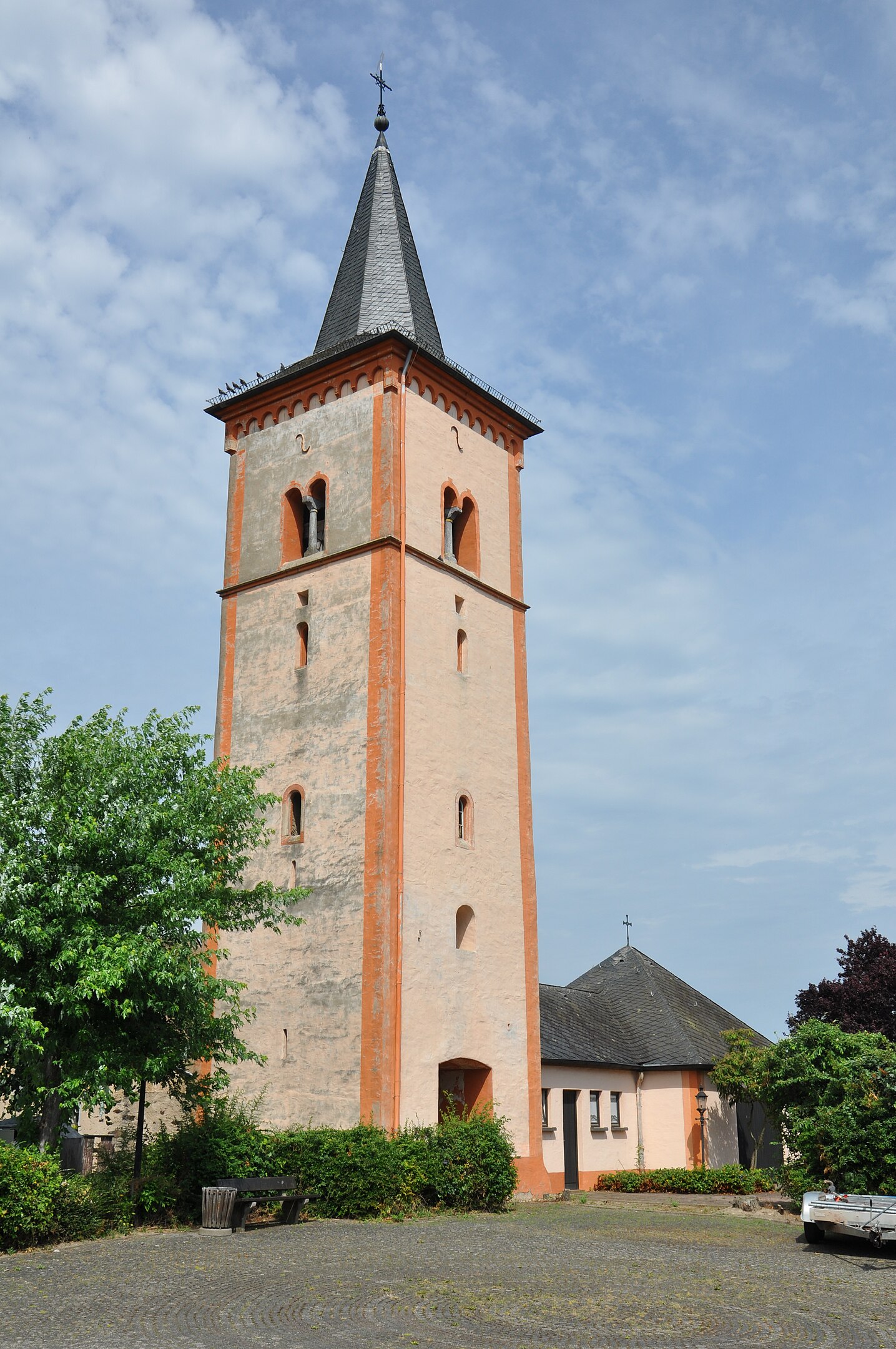 Turm der alten Kirche am Friedhof Forst