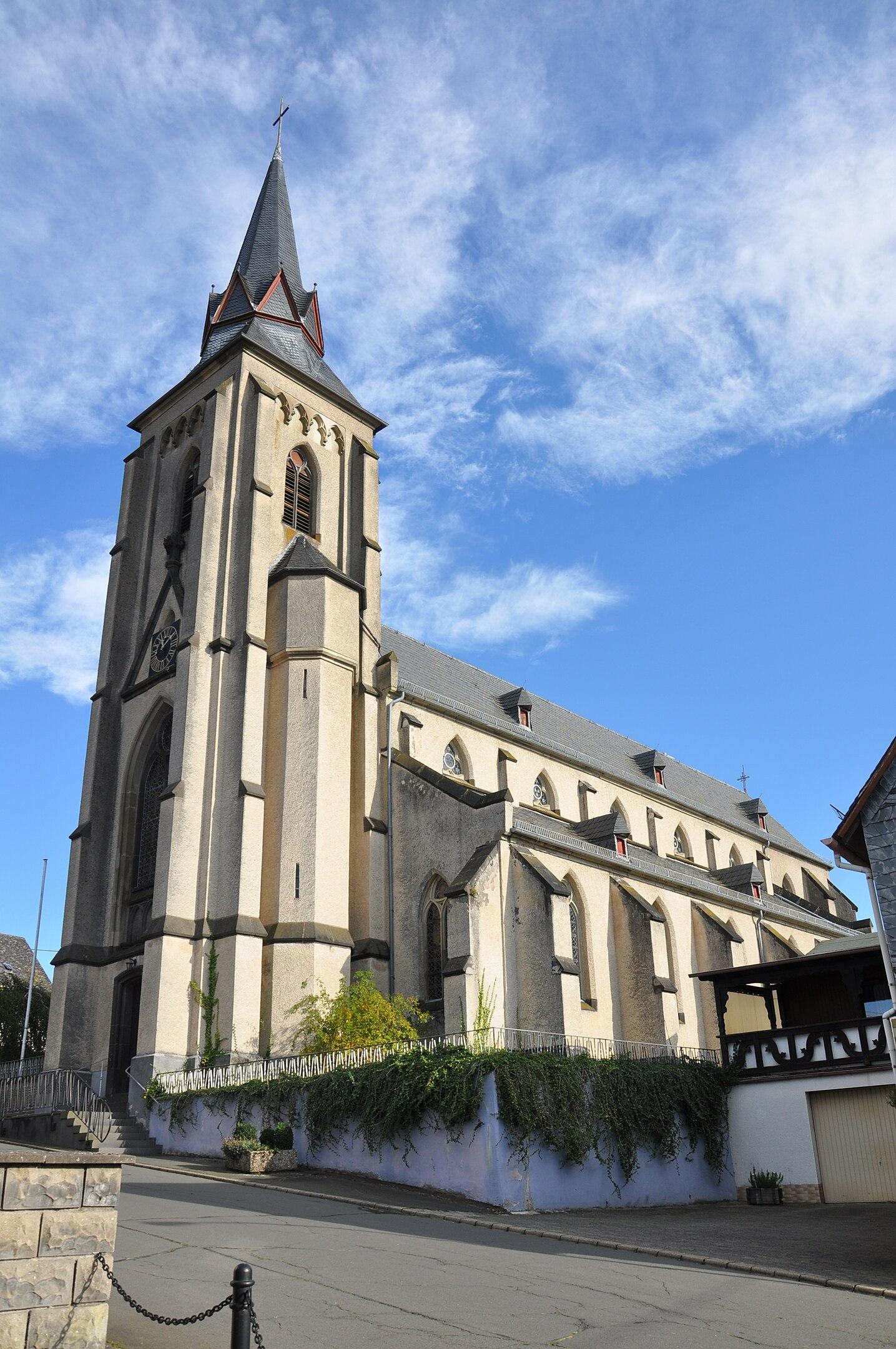 St. Hubertus Müllenbach, Außen