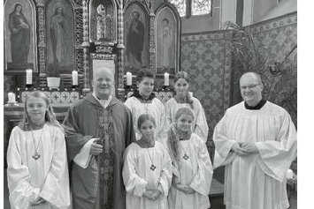 Dekan Michael Wilhelm (2. v. links) und Pastoralpraktikant Heiko Gaub (ganz rechts) freuen sich über die Aufnahme von zwei neuen Messdienerinnen für die Gemeinde St. Hubertus Müllenbach